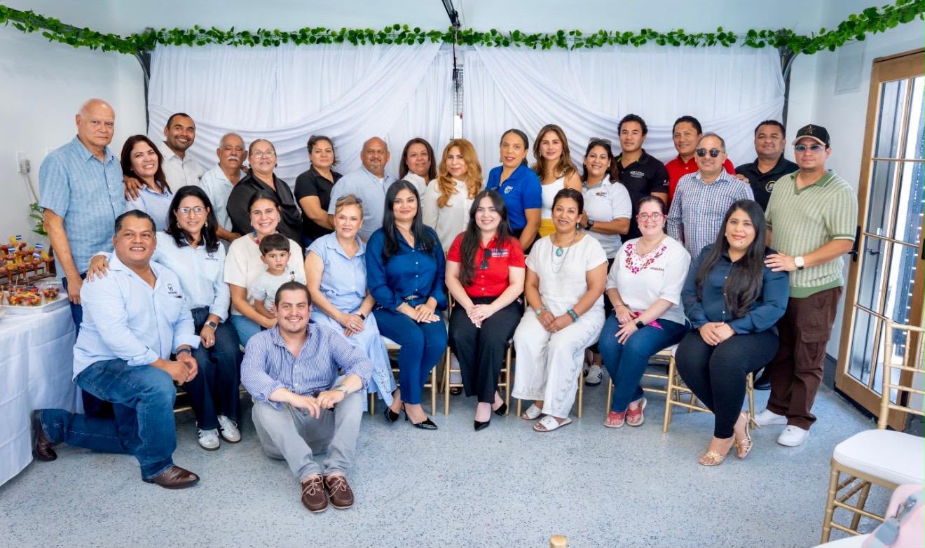 Miembros de la Cámara de Comercio Hondureña de California reunidos en un evento